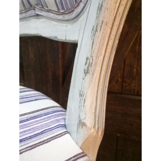 opotrebovana vintage elegantna retro stolicka klasicka jedalenska stolicka okruhle operadlo calunena vyroba nabytku biela opotrebovana country patinovana.jpg